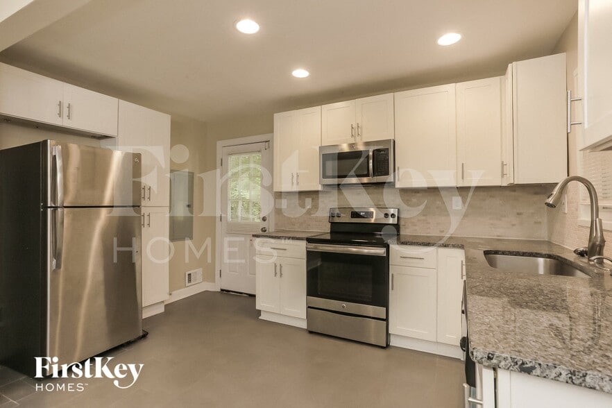 Building Photo - 1855 Shamrock Dr