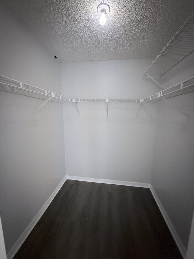 Building Photo - Moving Ready! 2 bedroom and 2 1/2 Bathroom