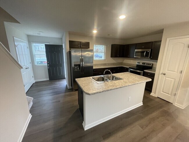 Building Photo - New 3 Bedroom 2.5 Bathroom Townhome!