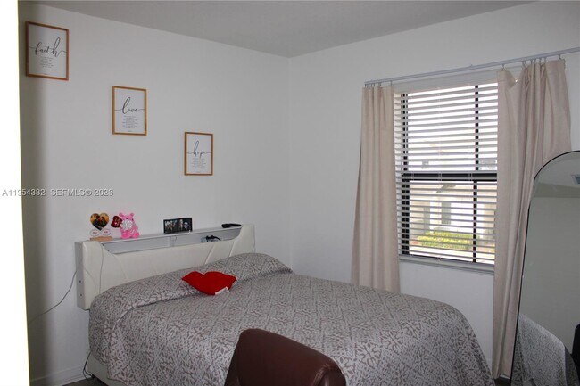 Building Photo - 470 NE 12th St