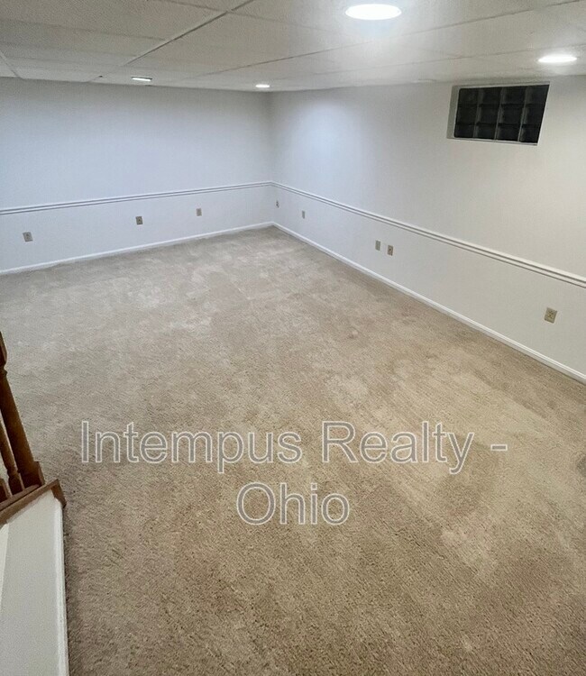 Building Photo - 2071 Stratford Ct