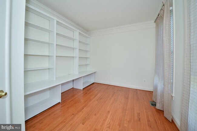 Building Photo - 855 Charwhit Ct