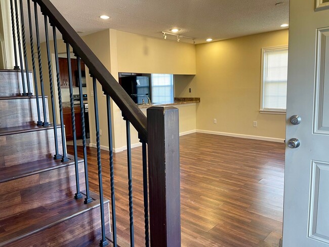 Building Photo - Stunning 2 story condo in Greenbrier!