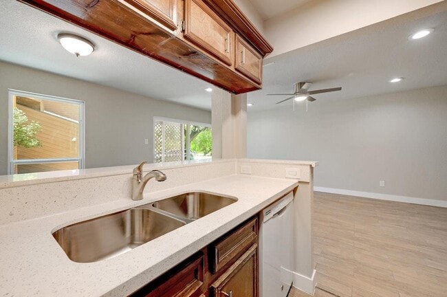 Building Photo - 10 Cypress Fairway Village