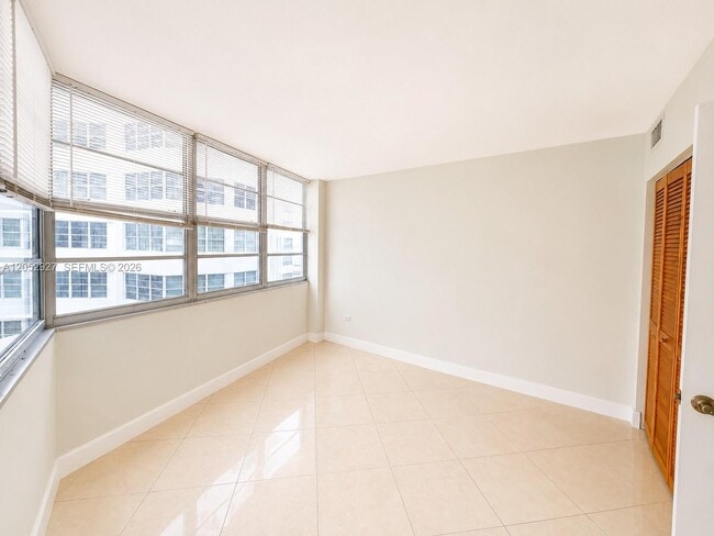 Building Photo - 825 Brickell Bay Dr
