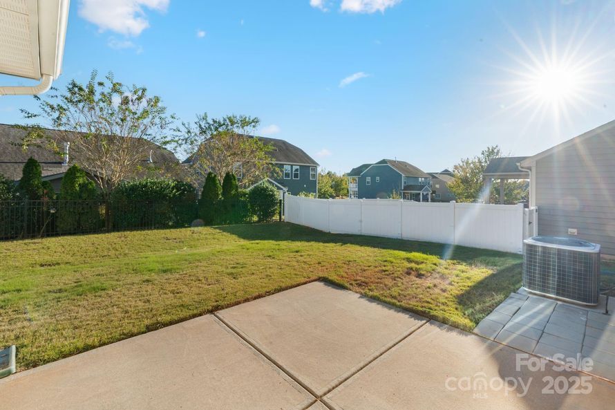 Building Photo - 2076 Waverly Ct