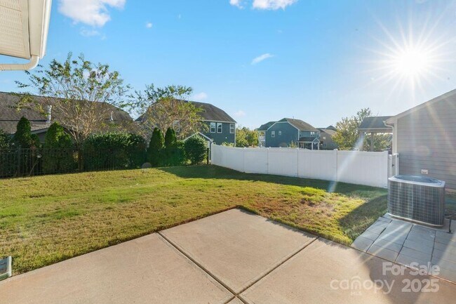 Building Photo - 2076 Waverly Ct