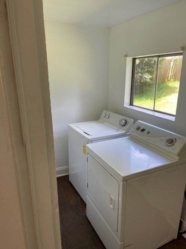 Building Photo - 2 BR, 1 Bath Bungalow located 1 mile from ...