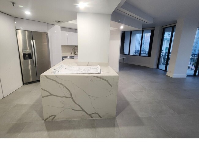 Building Photo - 520 Brickell Key Dr