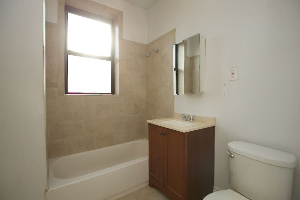 Building Photo - 830 W Waveland Ave