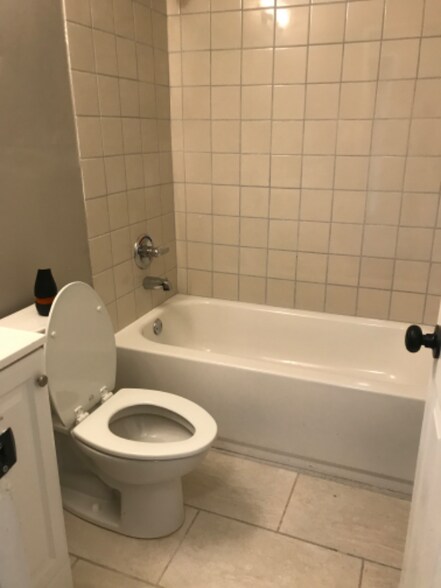 Building Photo - 1740 Lisbon Dr SW