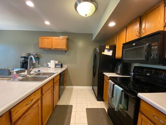 Building Photo - $1,975 | 3 Bedroom, 2.5 Bathroom Home | Ca...