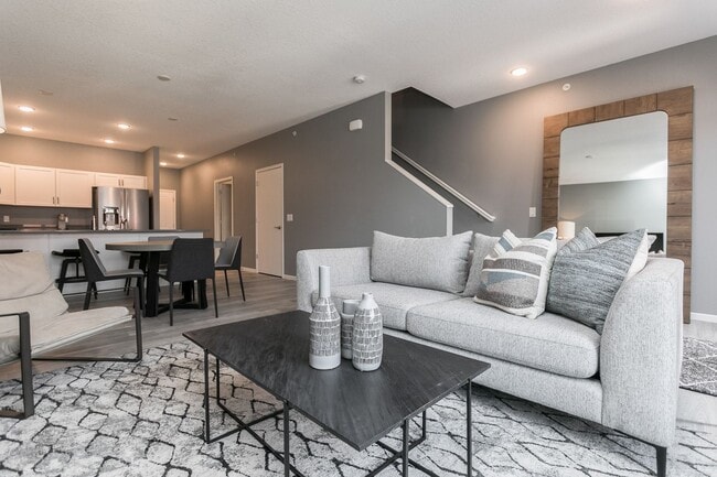 Building Photo - Fully Furnished Townhome Blocks Away From Downtown