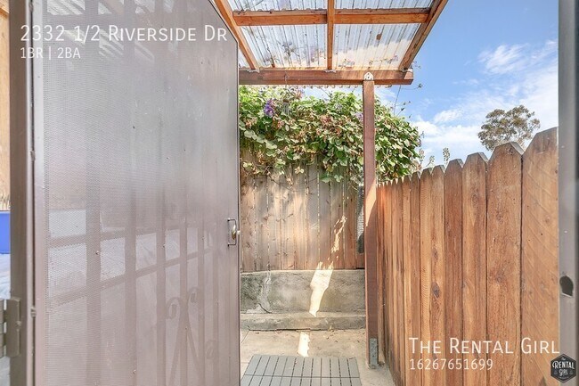 Building Photo - 2332 1/2 Riverside Dr-