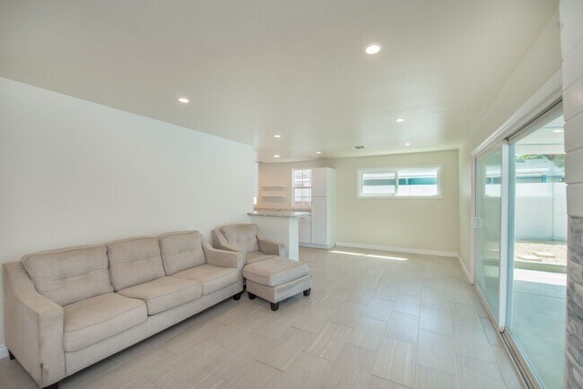 Building Photo - Completely Remodeld W/ Swimming Pool!