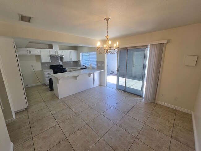 Building Photo - Beautifully renovated 3 Bed, 2 Bath condo!