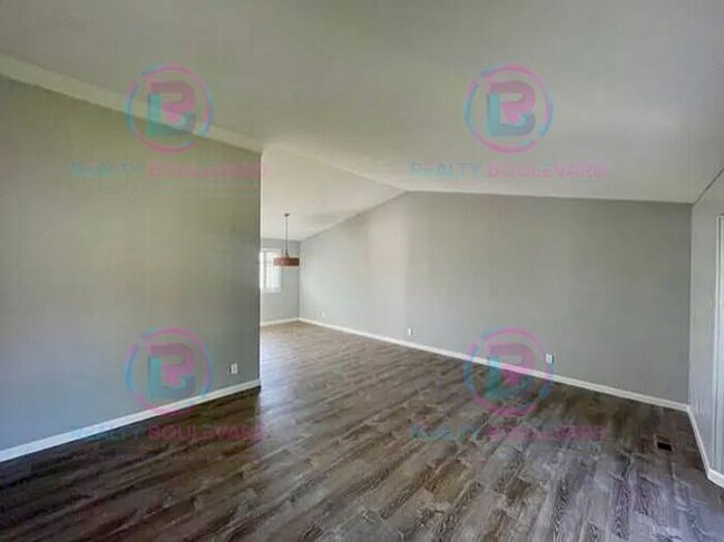 Building Photo - Spacious 4-bedroom, 3-bath home located in...