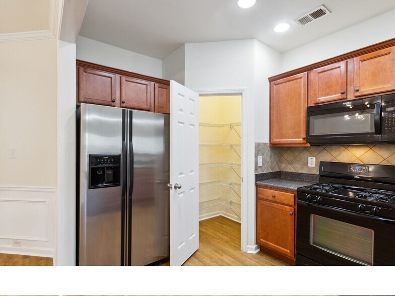 Building Photo - 1652 Coleville Oak Ln