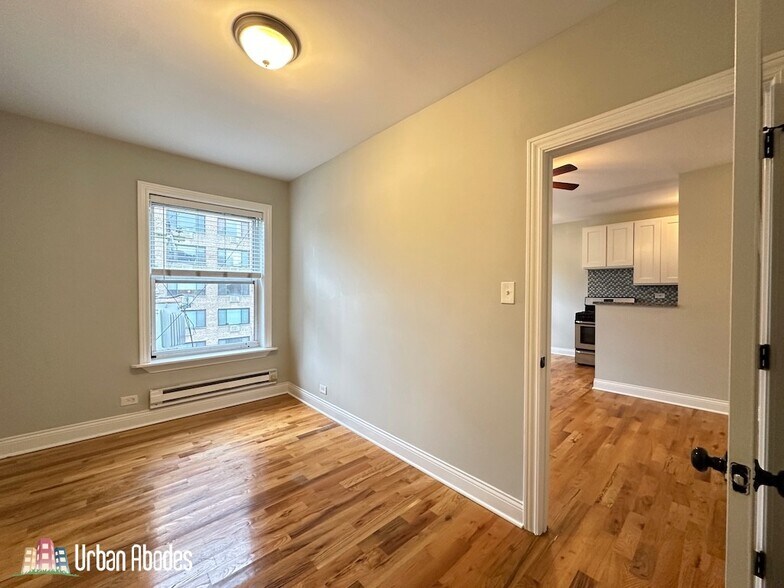 Building Photo - 523 W Melrose St