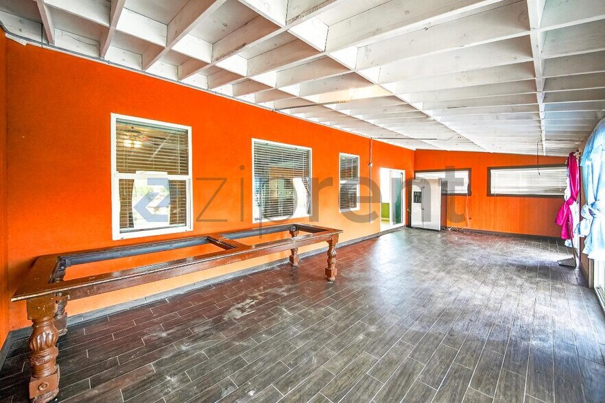 Building Photo - 619 W Ave H 13