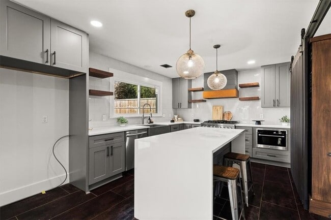 Building Photo - 425 Mikasa Dr