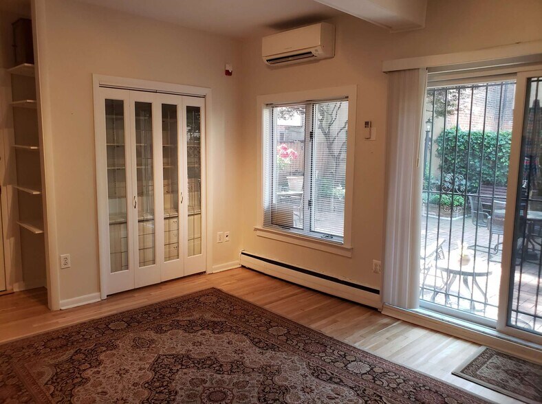 Building Photo - 528 Delancey St