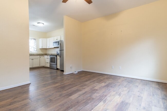 Building Photo - MOVE IN READY 3 Bedroom!