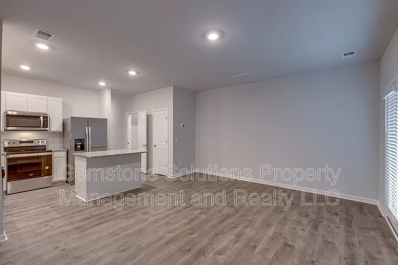 Building Photo - 608 Clifford Hts