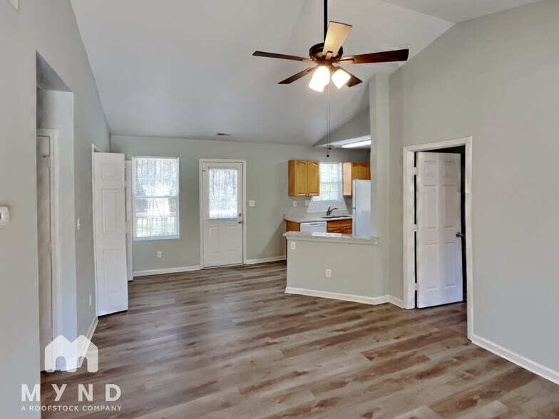 Building Photo - 829 Woodland Ln