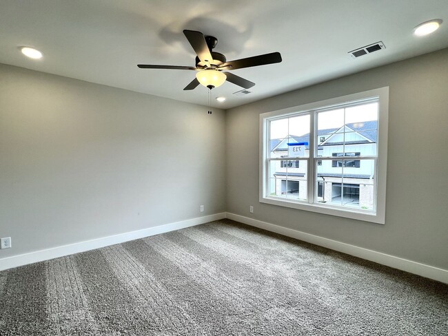 Building Photo - TOWNHOME ON WEST SIDE NEAR FIVE OAKS GOLF COURSE!