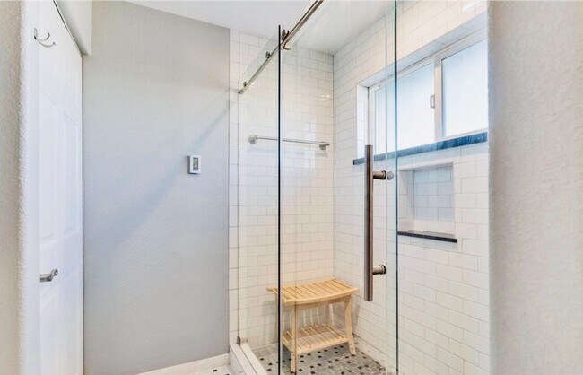 Building Photo - Lovely 3 Bedroom, 3 Bathroom Home with Solar