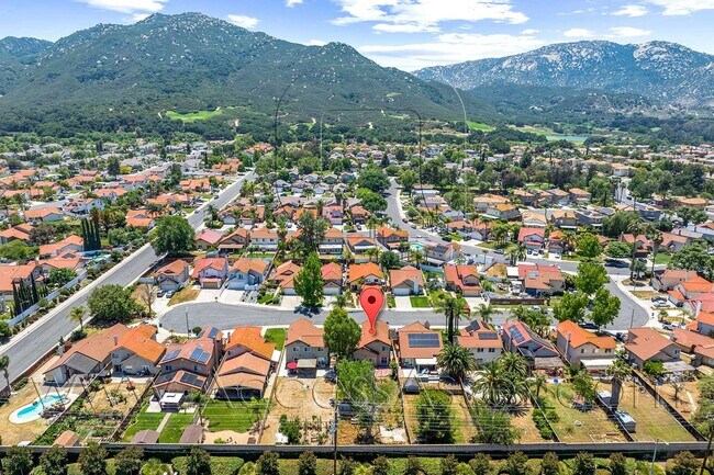 Building Photo - Charming and Bright Three-Bedroom Haven on Comotilo