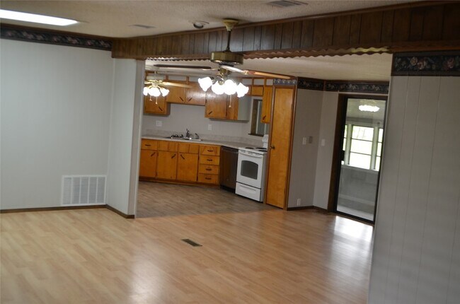 Building Photo - 2020 Gage Rd