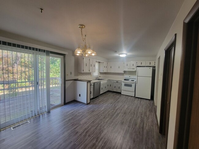 Building Photo - COMING SOON! 2 Bed, 1.5 Bath Duplex!