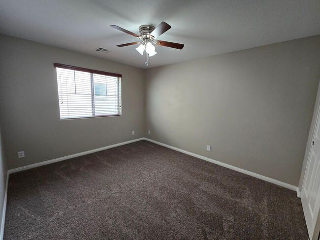 Building Photo - 4 BED, 2 1/2 BATH, 2 STORY HOME!!
