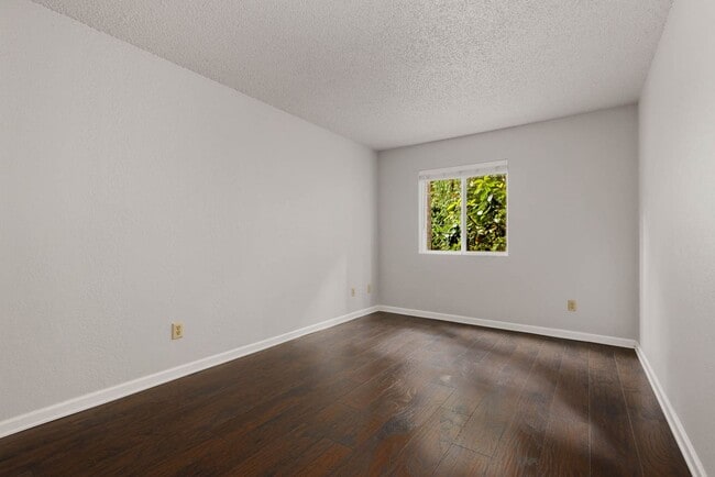 Building Photo - 14022 Juanita Dr NE