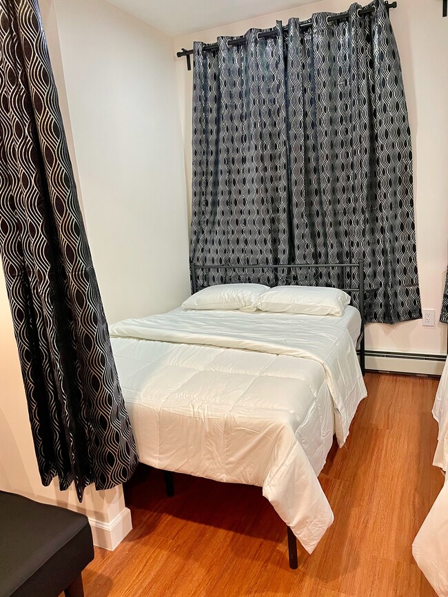 Building Photo - 347 E 4th St