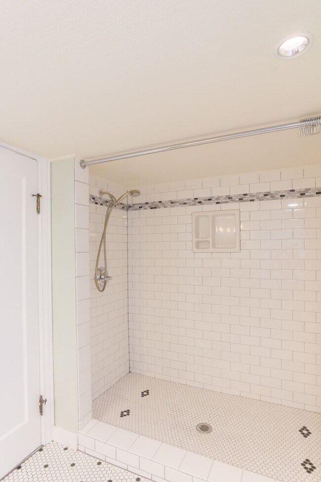Building Photo - 5bd/4ba Seattle Home