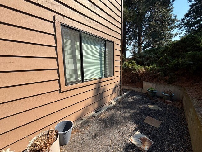 Building Photo - 2 Bed/1 Bath with River Views! Riviera Rid...
