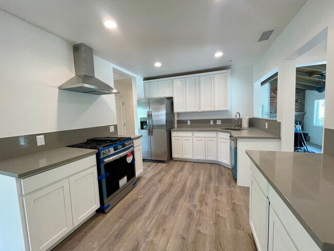 Building Photo - Fully Remodeled 4 Bedroom 2.5 Bathroom in ...
