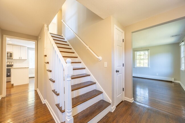 Building Photo - Charming 4 Bedroom Colonial with Updated K...