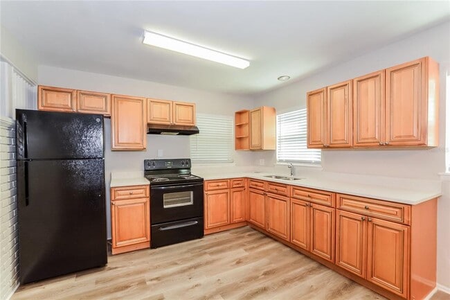 Building Photo - 3307 S Park Ave