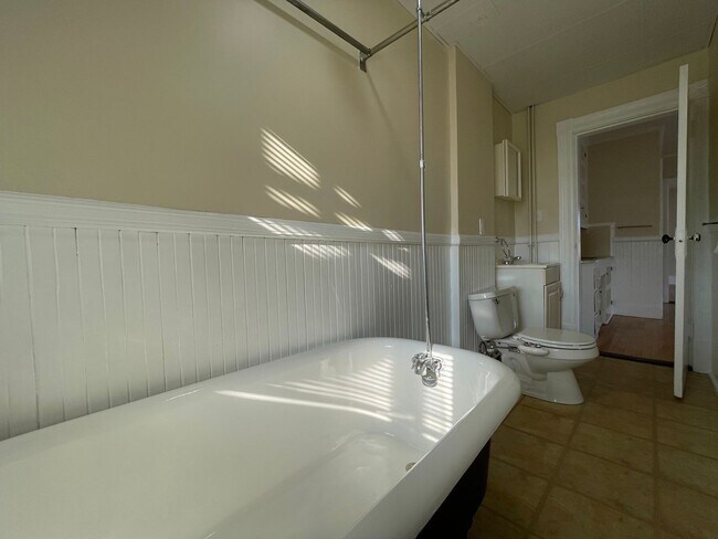 Building Photo - 68 Laval St