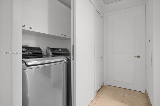 Building Photo - 901 Brickell Key Blvd