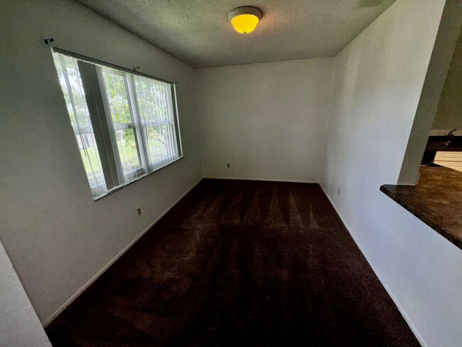 Building Photo - 2 Bedroom 2 Bath Hawthorne Village Condo n...