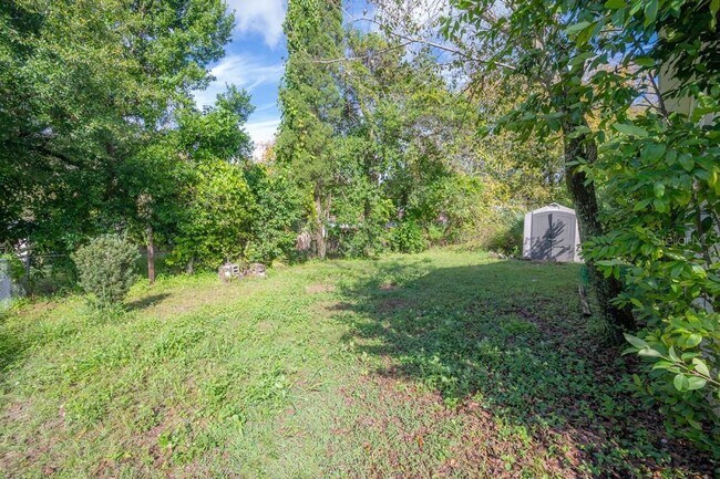 Building Photo - 649 W 11th St