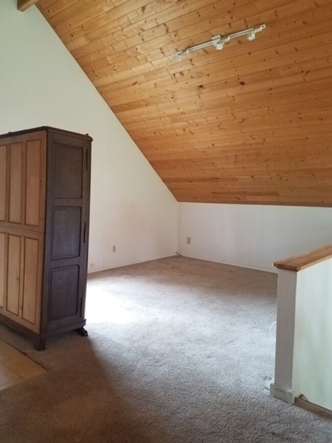 Building Photo - Beautiful home located on Emerald Lake