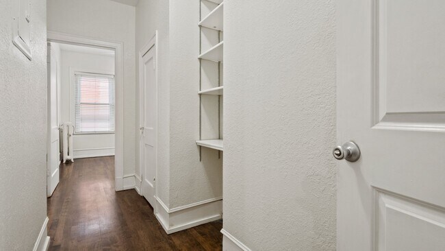 Building Photo - Darling 2 bedroom, 1 bath Capital Hill Condo