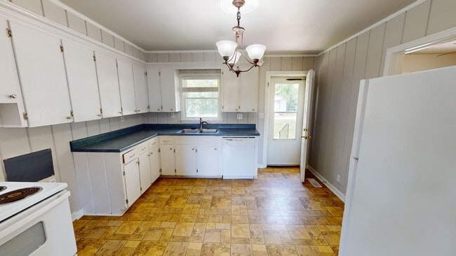 Building Photo - Charming farmhouse in Franklin, TN!