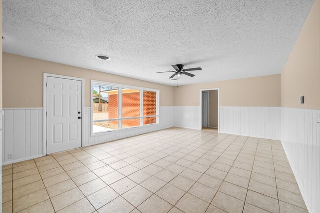 Building Photo - Open Concept 3/2/2, Minutes from LCU & Medical